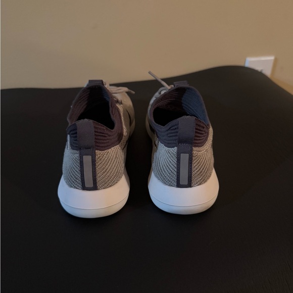 Nike Women’s Roshe 2 Flyknit 917688-002, Size 7.5, Gray with a shimmer! - Picture 4 of 9